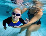 组图：澳洲悉尼宝宝学游泳 开心乐无穷