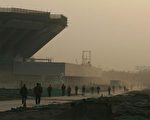 大批中國民工正在為2008 年北京舉辦的奧運會場趕工建造（Guang Niu/Getty Images）