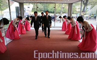 神韻韓國首演 著傳統服飾迎嘉賓