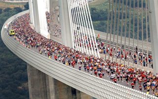 组图：万人马拉松赛 穿越世界最高斜拉桥