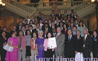 普渡州长和乔州事务委员会为亚太裔美国人传统月颁发褒奖令