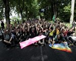 抗議者堵車道 八國峰會成員「從天而降」