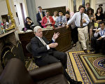 麻省民主黨參議員愛德華‧肯尼迪（Edward Kennedy）昨日（7日）在國會接受記者採訪（Photo by Brendan Smialowski/Getty Images）