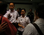 图片新闻：台法轮功学员遭港非法拘留遣返