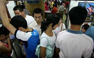 上海男子夹地铁屏蔽门 坠轨身亡