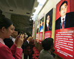 中共第四代领导人胡锦涛已经掌权五年，虽然声望日隆，但外电评论说，它还没能达到可一言九鼎的强人程度。图为中国民众在一个中共党魁生平的展览上用手机拍照。（FREDERIC J. BROWN/AFP/Getty Images）