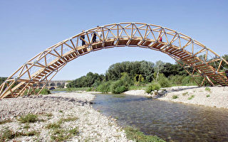 日本著名建築師 法國河上搭紙橋