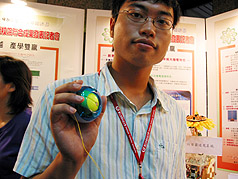 虎尾科技大學三十一日發表新研發,圓形的人力發電腕力球,可以在野外活動沒有電池時,用來充電提供手機、數位相機,MP3等用電;這是虎尾科技大學的新研發,在今年大專生創新設計實作競賽中獲金牌獎,並已申請獲得專利。//中央社 虎尾科技大學三十一日發表新研發,圓形的人力發電腕力球,可以在野外活動沒有電池時,用來充電提供手機、數位相機,MP3等用電;這是虎尾科技大學的新研發,在今年大專生創新設計實作競賽中獲金牌獎,並已申請獲得專利。//中央社