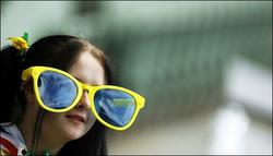 澳洲学校强迫学童戴太阳眼镜  纯为保护眼睛