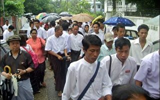 不顾军政府警告 缅甸民主人士发动示威游行