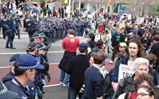组图：APEC召开之际 悉尼万人游行