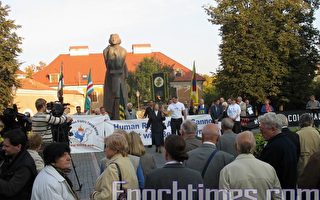 人权圣火抵达立陶宛首都 各界关注