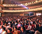 9月27日中西观众被中国传统文化吸引，来多伦多艺术中心观看中秋神韵晚会首场演出。（摄影：杜光生/大纪元）