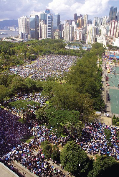 2003 年7 月1 日,超过50 万香港人顶着烈日,涌到港岛维多利亚公园,参加反对23条立法的七一大游行。(AFP)