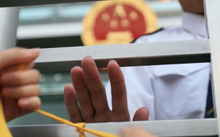 組圖：中聯辦職員阻繫人權聖火黃絲帶