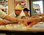 2007年7月10日，纽约唐人街一処老年活动中心。（Mario Tama/Getty Images）