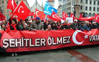 侨居德国土耳其人抗议库尔德人的袭击