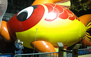 巨型气球充气 感恩节大游行就绪