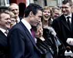 2007年11月23日，哥本哈根阿美琳堡皇宮廣場，丹麥首相安德斯. 福格. 拉斯姆森（左4）擁抱他的新內閣成員，移民、綜合與宗教事務部長別特. 冉. 豪拜克（右4），背後是內閣其他成員。（攝影：KELD NAVNTOFT/AFP/Getty Images）