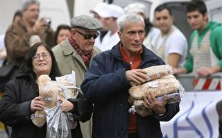 抗议黑帮控制 义那不勒斯面包师送面包抗议