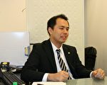 已經開業四年專門為外國人做移民簽證等服務的年輕老闆新津先生。(大紀元)