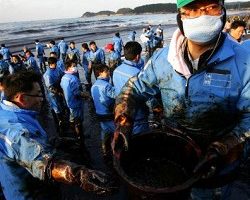 河北精神号受撞原油狂泄污染南韩海岸