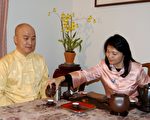 美国茶文化学会创办人兼主任林炯志(左)与会长宋真一边泡茶，一边漫谈“茶道”。(摄影：黄毅燕/大纪元)