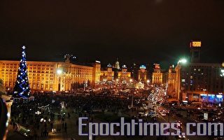 乌克兰首都点燃圣诞树  民众狂欢到深夜