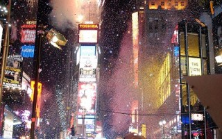 百万人时代广场欢呼 百次水晶球迎新年
