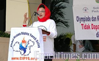 印尼廖内群岛首长夫人等政要迎人权圣火