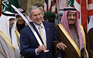 组图：布什访问沙特  持剑表情幽默