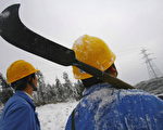 重慶地區，修理被暴風雪壓壞電線的技工(China Photos/Getty Images)