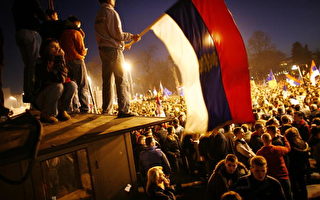 塞国15万人抗议柯索伏独立 美使馆遭纵火