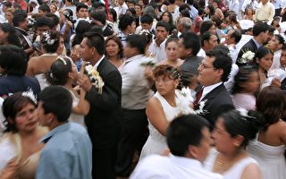 600对墨西哥情侣在美墨边境集体完婚