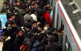 北京地鐵人踩人 奧運交通敲警鐘