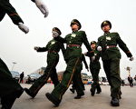 北京正召开全国人大代表会议，会场外戒备深严。(FREDERIC J. BROWN/AFP/Getty Images)