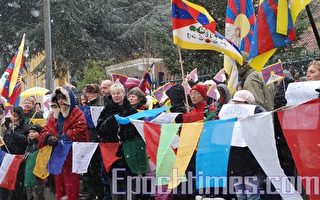 丹麦民众冒风雪抗议镇压藏民