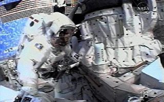 奋进号太空梭太空人展开第五次太空漫步