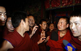 30藏僧向採訪團哭訴中共造假 官員急扯記者離開