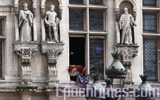 快讯：巴黎市政府大楼有人打出藏旗