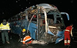 西班牙觀光巴士翻覆  九人喪生
