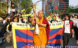 组图：韩国民众传递西藏“和平火炬”