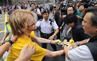 香港传奥火 数百“红衣人”包围和平抗议女生