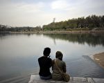 一对恋人正在谈心 (FRED DUFOUR/AFP/Getty Images)