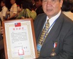 郑政峰投入环保研究工作将近30年，获颁“环境保护专业奖章”学术类一等奖章。（中兴大学提供)
