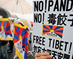 胡錦濤到訪日本多地，不是遇到高喊西藏自由及不要毒餃子的抗議團體，就是被提到西藏以及人權問題。圖為五月十日，胡錦濤在日本關西參觀了法隆寺和唐招提寺遭遇抗議。 （法新社）