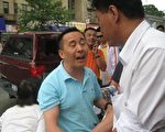 法拉盛參茸行老闆Ngan T Yung（左一）因為在法拉盛街頭毆打法輪功學員（右一）、大紀元副總編潘洪義先生而遭到逮捕。檢方擬以拒捕等三項罪名起訴Yung。（大紀元）