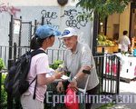 支持法輪功 殘疾老人法拉盛街頭送冰茶
