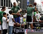 组图:NBA选秀夜两位新秀参加大篷车活动教孩子们打篮球