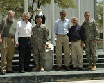 美国民主党总统候选人奥巴马7月19日抵达阿富汗美军空军基地。(法新社)